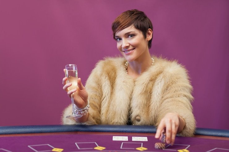 Dealer profesional di meja Live Baccarat pandawa 4d dengan kartu dan chip